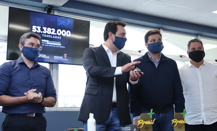 Os portos do Paraná colecionaram mais uma expressiva marca. Paranaguá e Antonina alcançaram nesta segunda-feira (30) o recorde de 53,382 milhões de toneladas de cargas movimentadas. O volume é o maior da história. O governador Carlos Massa Ratinho Junior participou em Paranaguá da contagem regressiva que consolidou o marco inédito e que foi comemorado com os trabalhadores portuários. Foto:Jose Fernando Ogura/AEN