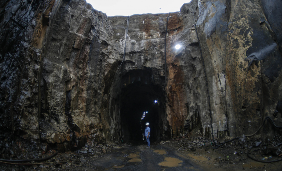 Francisco Beltrão -18-11-2020 - Obras do Túnel que terá 1.200 metros de extensão e vai levar todo o excesso de água do rio Urutago, que passa dentro do Parque de Exposições Jayme Canet Júnior, até o rio Marrecas - Foto: Jonathan Campos/ AEN