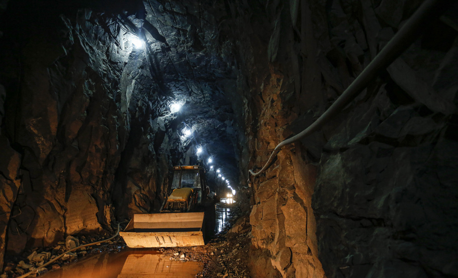 Francisco Beltrão -18-11-2020 - Obras do Túnel que terá 1.200 metros de extensão e vai levar todo o excesso de água do rio Urutago, que passa dentro do Parque de Exposições Jayme Canet Júnior, até o rio Marrecas - Foto: Jonathan Campos/ AEN