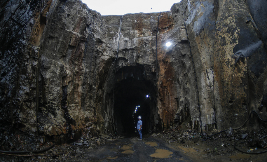 Francisco Beltrão -18-11-2020 - Obras do Túnel que terá 1.200 metros de extensão e vai levar todo o excesso de água do rio Urutago, que passa dentro do Parque de Exposições Jayme Canet Júnior, até o rio Marrecas - Foto: Jonathan Campos/ AEN