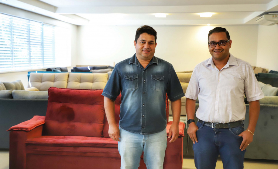 Está sediada em Umuarama uma das cinco maiores empresas de estofados do Brasil. A Hellen Estofados e Colchões mantém no município duas unidades fabris, uma que faz colchões e outra que produz os estofados