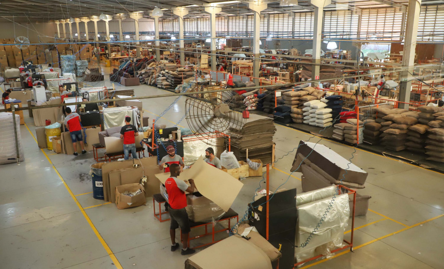 Está sediada em Umuarama uma das cinco maiores empresas de estofados do Brasil. A Hellen Estofados e Colchões mantém no município duas unidades fabris, uma que faz colchões e outra que produz os estofados