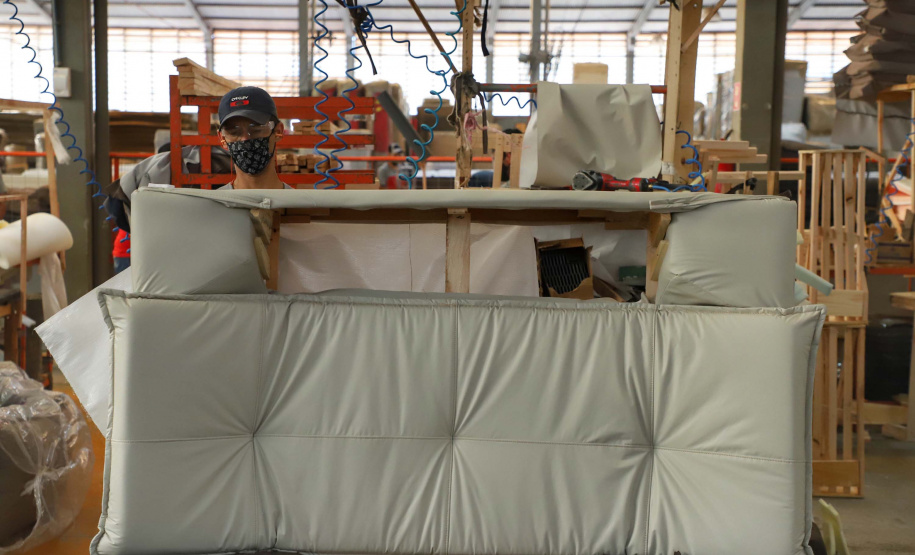 Está sediada em Umuarama uma das cinco maiores empresas de estofados do Brasil. A Hellen Estofados e Colchões mantém no município duas unidades fabris, uma que faz colchões e outra que produz os estofados