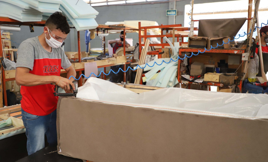 Está sediada em Umuarama uma das cinco maiores empresas de estofados do Brasil. A Hellen Estofados e Colchões mantém no município duas unidades fabris, uma que faz colchões e outra que produz os estofados