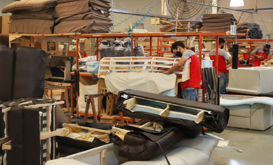 Está sediada em Umuarama uma das cinco maiores empresas de estofados do Brasil. A Hellen Estofados e Colchões mantém no município duas unidades fabris, uma que faz colchões e outra que produz os estofados