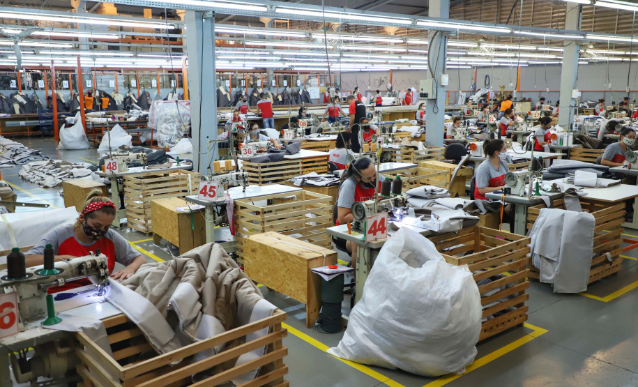 Está sediada em Umuarama uma das cinco maiores empresas de estofados do Brasil. A Hellen Estofados e Colchões mantém no município duas unidades fabris, uma que faz colchões e outra que produz os estofados