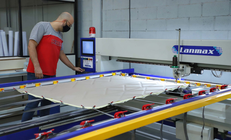 Está sediada em Umuarama uma das cinco maiores empresas de estofados do Brasil. A Hellen Estofados e Colchões mantém no município duas unidades fabris, uma que faz colchões e outra que produz os estofados