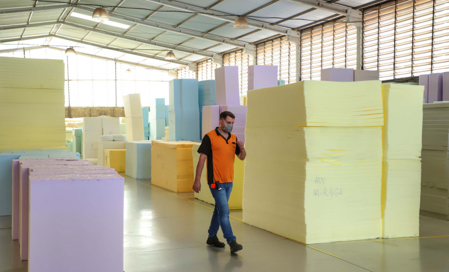 Está sediada em Umuarama uma das cinco maiores empresas de estofados do Brasil. A Hellen Estofados e Colchões mantém no município duas unidades fabris, uma que faz colchões e outra que produz os estofados