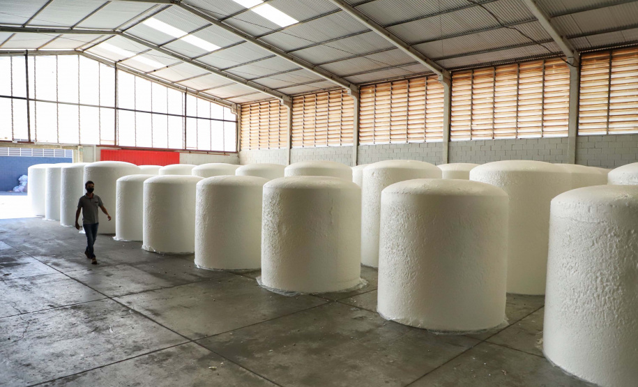 Está sediada em Umuarama uma das cinco maiores empresas de estofados do Brasil. A Hellen Estofados e Colchões mantém no município duas unidades fabris, uma que faz colchões e outra que produz os estofados