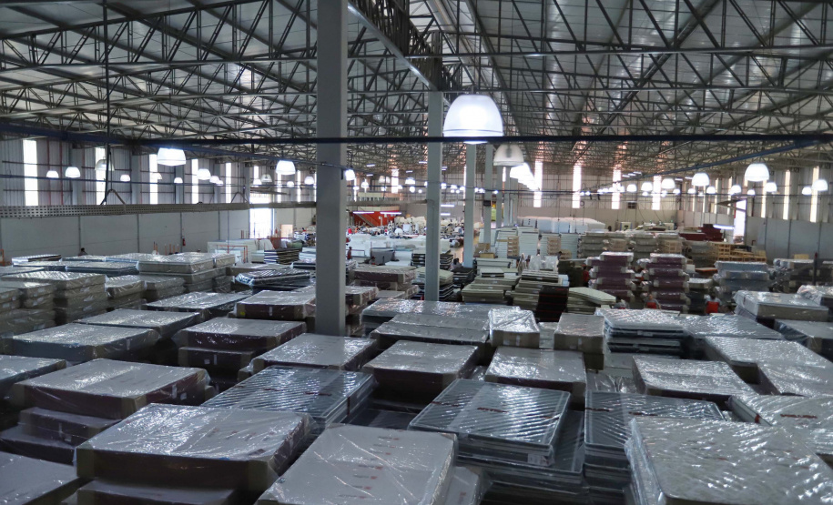 Está sediada em Umuarama uma das cinco maiores empresas de estofados do Brasil. A Hellen Estofados e Colchões mantém no município duas unidades fabris, uma que faz colchões e outra que produz os estofados