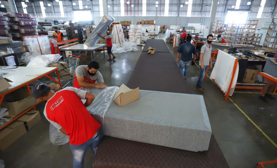 Está sediada em Umuarama uma das cinco maiores empresas de estofados do Brasil. A Hellen Estofados e Colchões mantém no município duas unidades fabris, uma que faz colchões e outra que produz os estofados