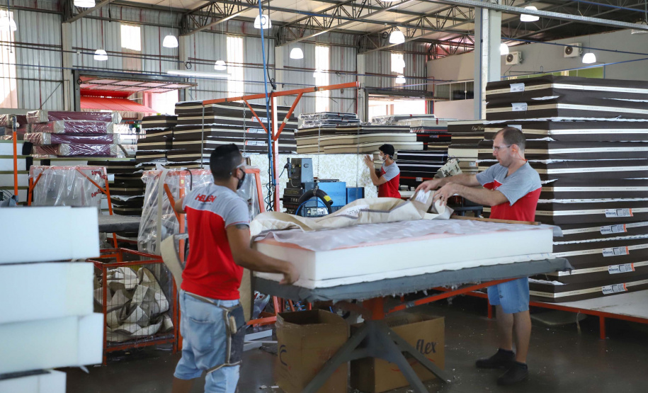 Está sediada em Umuarama uma das cinco maiores empresas de estofados do Brasil. A Hellen Estofados e Colchões mantém no município duas unidades fabris, uma que faz colchões e outra que produz os estofados