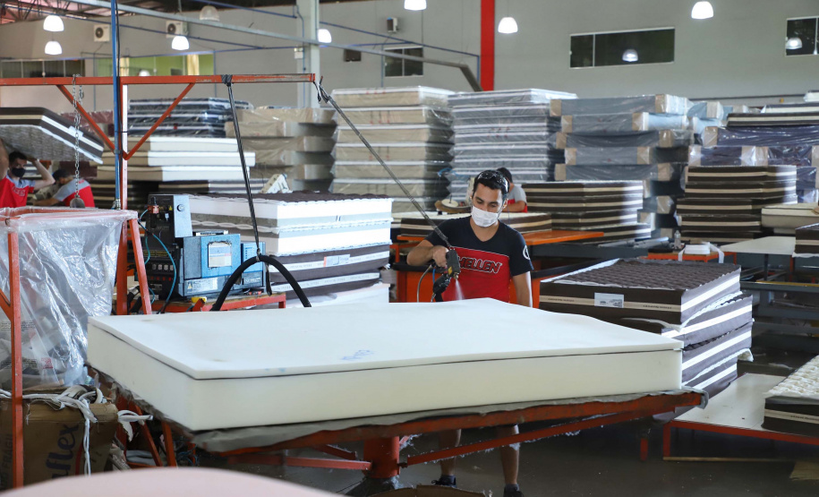 Está sediada em Umuarama uma das cinco maiores empresas de estofados do Brasil. A Hellen Estofados e Colchões mantém no município duas unidades fabris, uma que faz colchões e outra que produz os estofados