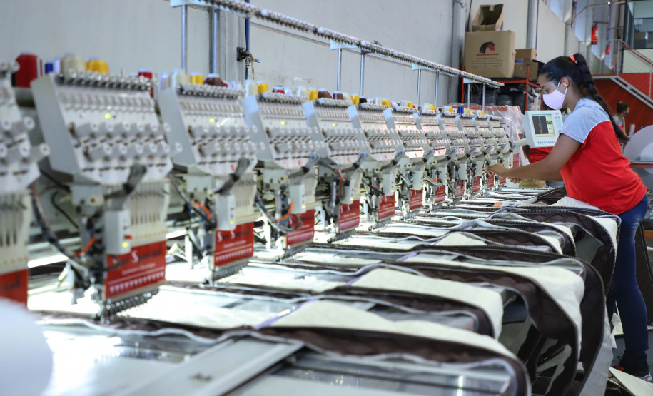 Está sediada em Umuarama uma das cinco maiores empresas de estofados do Brasil. A Hellen Estofados e Colchões mantém no município duas unidades fabris, uma que faz colchões e outra que produz os estofados