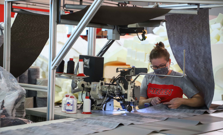 Está sediada em Umuarama uma das cinco maiores empresas de estofados do Brasil. A Hellen Estofados e Colchões mantém no município duas unidades fabris, uma que faz colchões e outra que produz os estofados