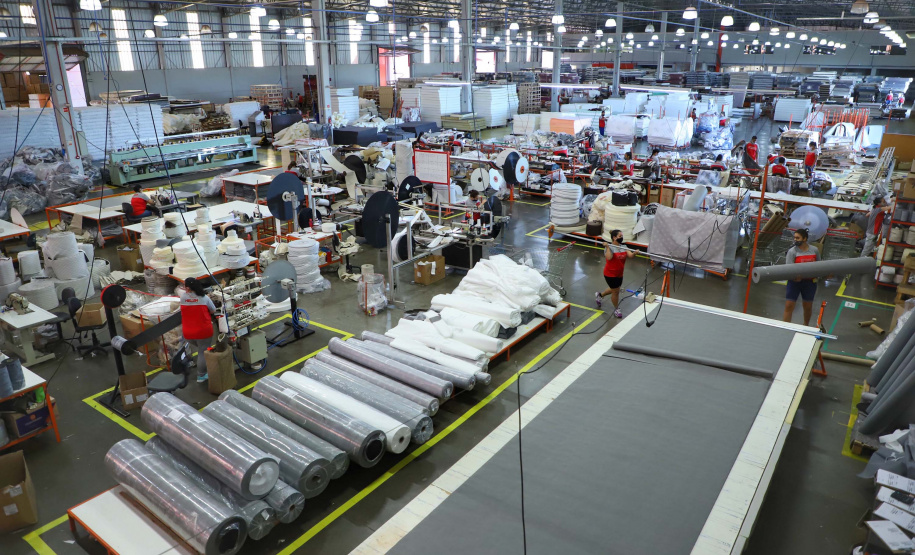 Está sediada em Umuarama uma das cinco maiores empresas de estofados do Brasil. A Hellen Estofados e Colchões mantém no município duas unidades fabris, uma que faz colchões e outra que produz os estofados