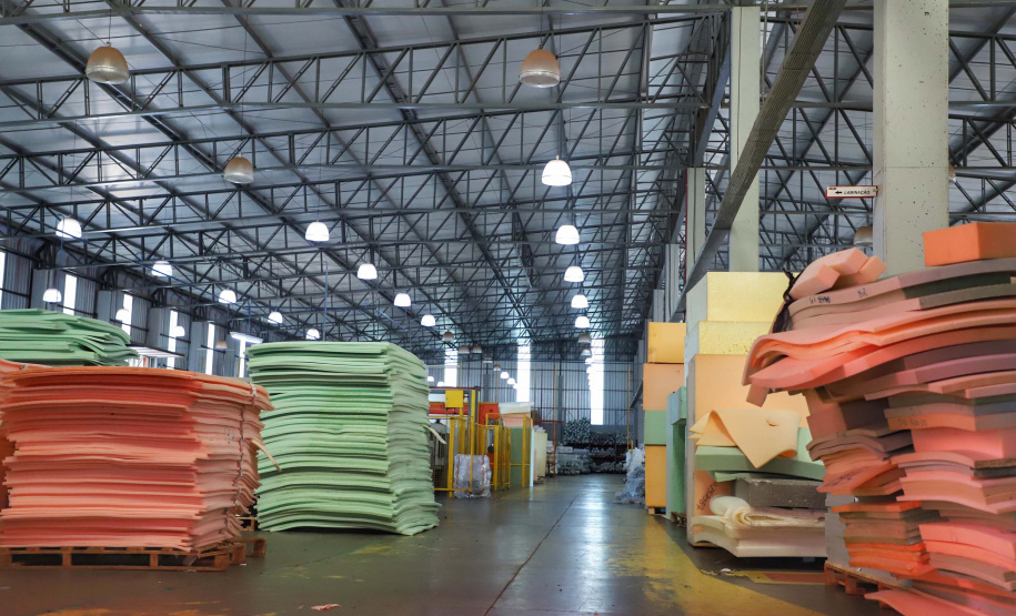 Está sediada em Umuarama uma das cinco maiores empresas de estofados do Brasil. A Hellen Estofados e Colchões mantém no município duas unidades fabris, uma que faz colchões e outra que produz os estofados