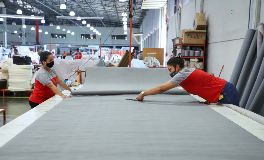 Está sediada em Umuarama uma das cinco maiores empresas de estofados do Brasil. A Hellen Estofados e Colchões mantém no município duas unidades fabris, uma que faz colchões e outra que produz os estofados