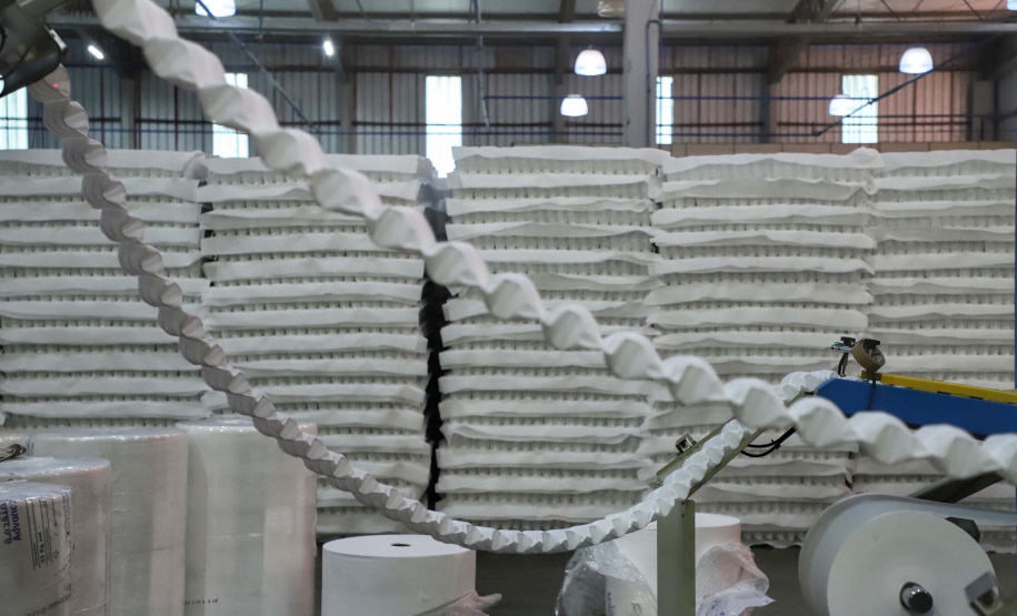 Está sediada em Umuarama uma das cinco maiores empresas de estofados do Brasil. A Hellen Estofados e Colchões mantém no município duas unidades fabris, uma que faz colchões e outra que produz os estofados