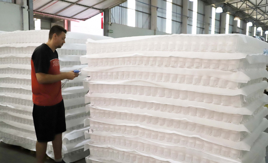 Está sediada em Umuarama uma das cinco maiores empresas de estofados do Brasil. A Hellen Estofados e Colchões mantém no município duas unidades fabris, uma que faz colchões e outra que produz os estofados