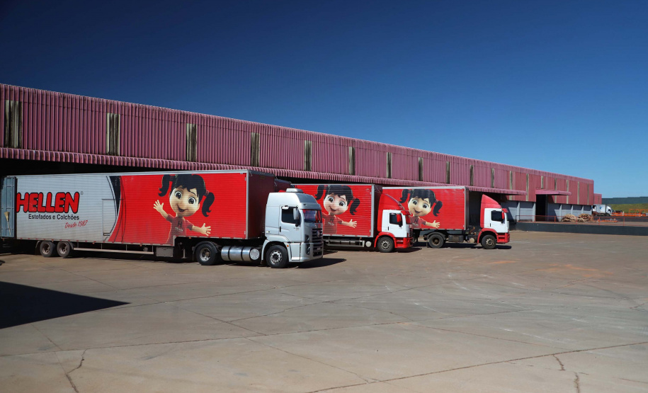 Está sediada em Umuarama uma das cinco maiores empresas de estofados do Brasil. A Hellen Estofados e Colchões mantém no município duas unidades fabris, uma que faz colchões e outra que produz os estofados