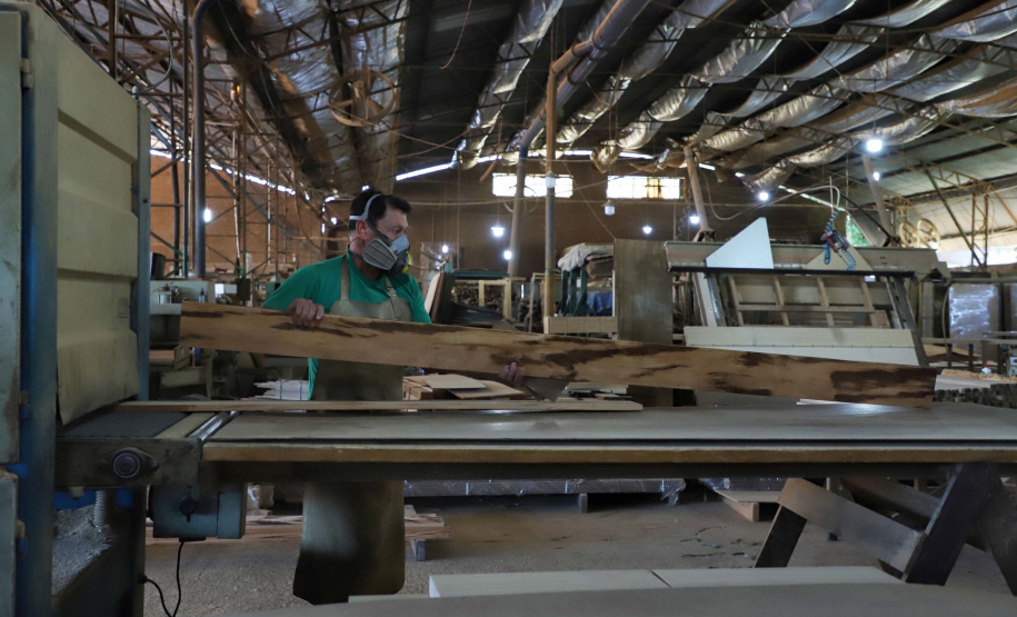 Madermac, empresa especializada na produção de portas, janelas e pisos de madeira. Ribeiro, que é administrador da empresa, explica que toda a produção é feita para pedidos sob medida. Com 36 anos de existência, a Madermac empresa 84 pessoas diretamente.