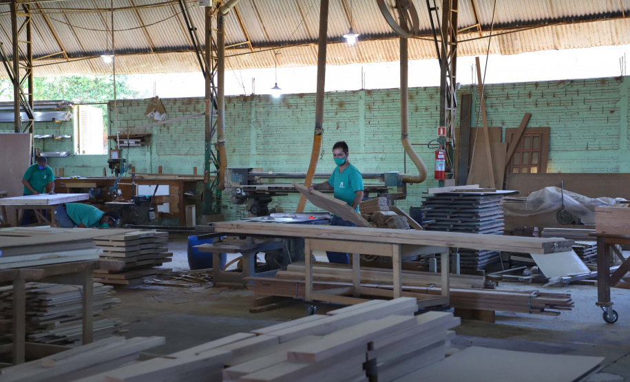 Madermac, empresa especializada na produção de portas, janelas e pisos de madeira. Ribeiro, que é administrador da empresa, explica que toda a produção é feita para pedidos sob medida. Com 36 anos de existência, a Madermac empresa 84 pessoas diretamente.