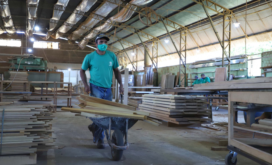 Madermac, empresa especializada na produção de portas, janelas e pisos de madeira. Ribeiro, que é administrador da empresa, explica que toda a produção é feita para pedidos sob medida. Com 36 anos de existência, a Madermac empresa 84 pessoas diretamente.