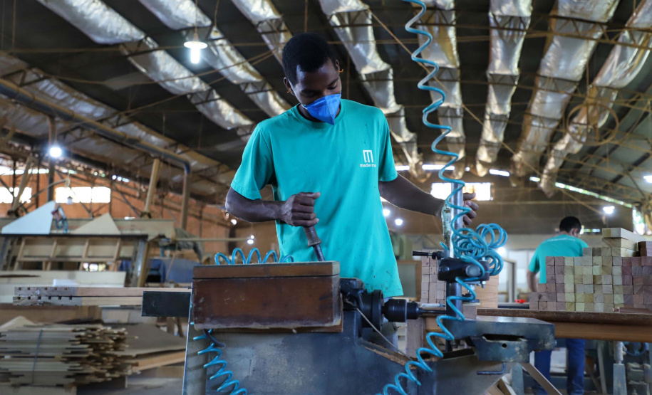 Madermac, empresa especializada na produção de portas, janelas e pisos de madeira. Ribeiro, que é administrador da empresa, explica que toda a produção é feita para pedidos sob medida. Com 36 anos de existência, a Madermac empresa 84 pessoas diretamente.