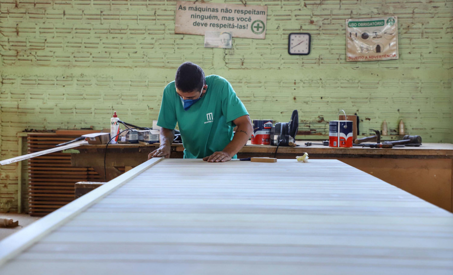 Madermac, empresa especializada na produção de portas, janelas e pisos de madeira. Ribeiro, que é administrador da empresa, explica que toda a produção é feita para pedidos sob medida. Com 36 anos de existência, a Madermac empresa 84 pessoas diretamente.