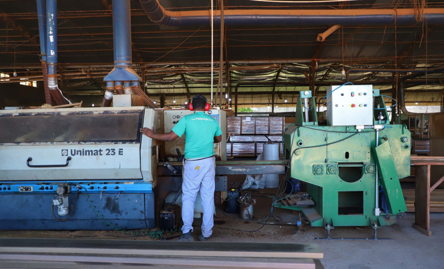 Madermac, empresa especializada na produção de portas, janelas e pisos de madeira. Ribeiro, que é administrador da empresa, explica que toda a produção é feita para pedidos sob medida. Com 36 anos de existência, a Madermac empresa 84 pessoas diretamente.