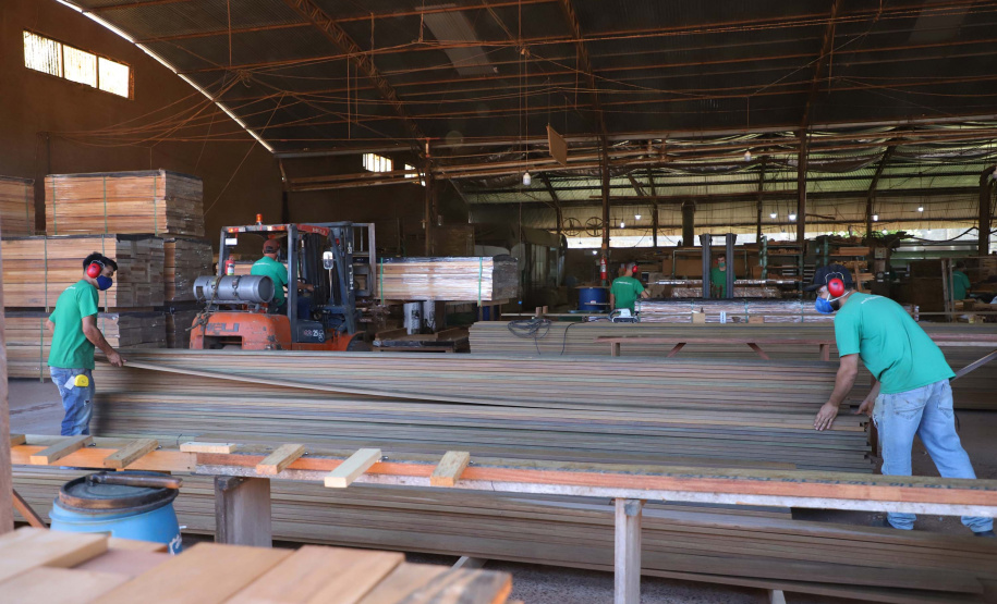 Madermac, empresa especializada na produção de portas, janelas e pisos de madeira. Ribeiro, que é administrador da empresa, explica que toda a produção é feita para pedidos sob medida. Com 36 anos de existência, a Madermac empresa 84 pessoas diretamente.