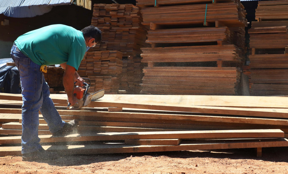 Madermac, empresa especializada na produção de portas, janelas e pisos de madeira. Ribeiro, que é administrador da empresa, explica que toda a produção é feita para pedidos sob medida. Com 36 anos de existência, a Madermac empresa 84 pessoas diretamente.