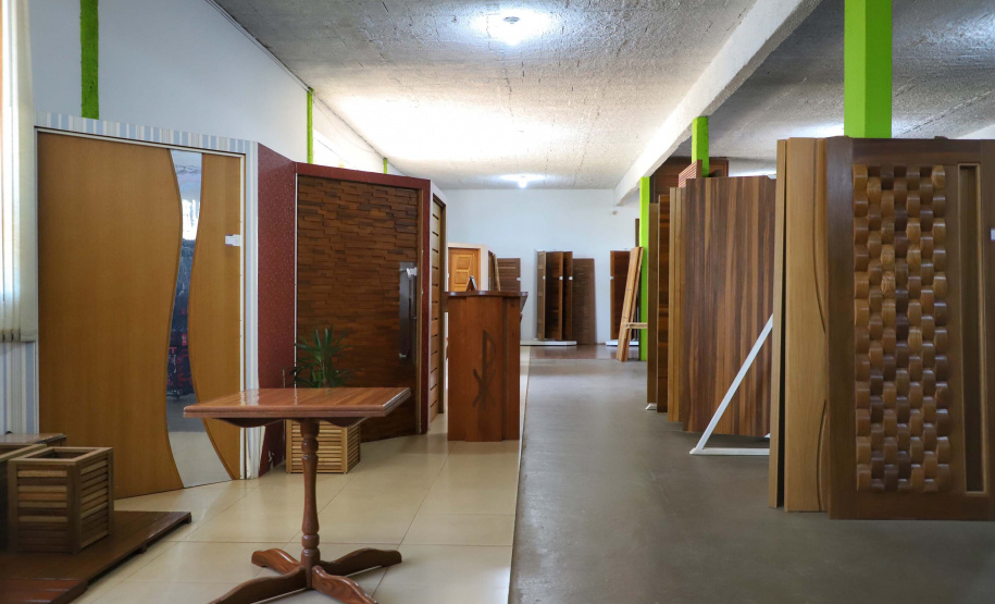 Madermac, empresa especializada na produção de portas, janelas e pisos de madeira. Ribeiro, que é administrador da empresa, explica que toda a produção é feita para pedidos sob medida. Com 36 anos de existência, a Madermac empresa 84 pessoas diretamente.