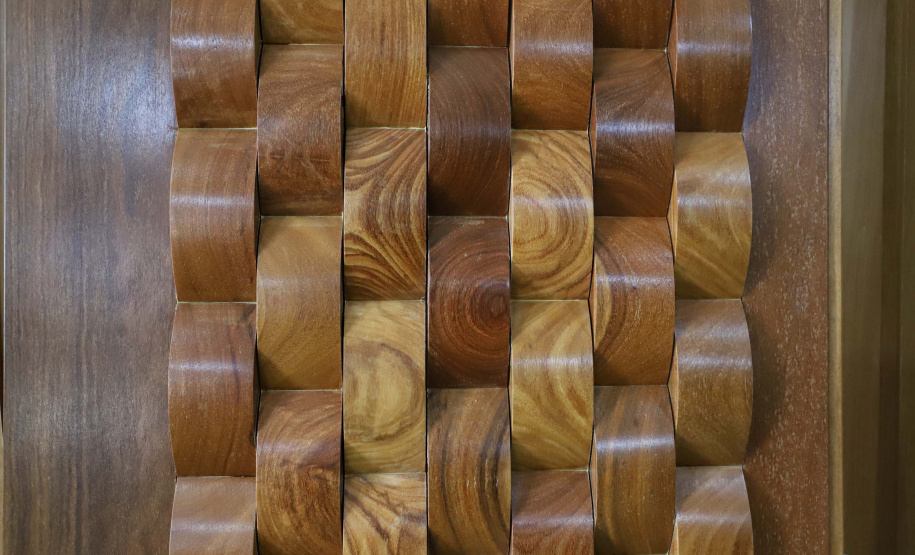 Madermac, empresa especializada na produção de portas, janelas e pisos de madeira. Ribeiro, que é administrador da empresa, explica que toda a produção é feita para pedidos sob medida. Com 36 anos de existência, a Madermac empresa 84 pessoas diretamente.