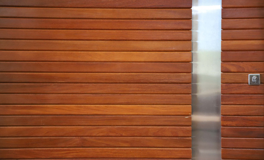 Madermac, empresa especializada na produção de portas, janelas e pisos de madeira. Ribeiro, que é administrador da empresa, explica que toda a produção é feita para pedidos sob medida. Com 36 anos de existência, a Madermac empresa 84 pessoas diretamente.