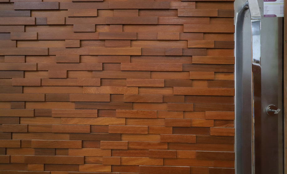 Madermac, empresa especializada na produção de portas, janelas e pisos de madeira. Ribeiro, que é administrador da empresa, explica que toda a produção é feita para pedidos sob medida. Com 36 anos de existência, a Madermac empresa 84 pessoas diretamente.