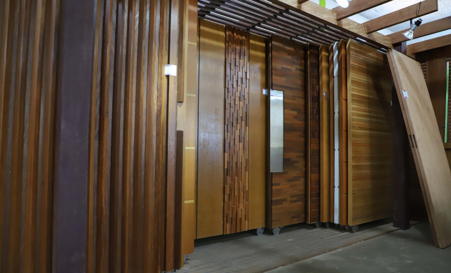 Madermac, empresa especializada na produção de portas, janelas e pisos de madeira. Ribeiro, que é administrador da empresa, explica que toda a produção é feita para pedidos sob medida. Com 36 anos de existência, a Madermac empresa 84 pessoas diretamente.