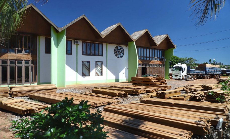 Madermac, empresa especializada na produção de portas, janelas e pisos de madeira. Ribeiro, que é administrador da empresa, explica que toda a produção é feita para pedidos sob medida. Com 36 anos de existência, a Madermac empresa 84 pessoas diretamente.