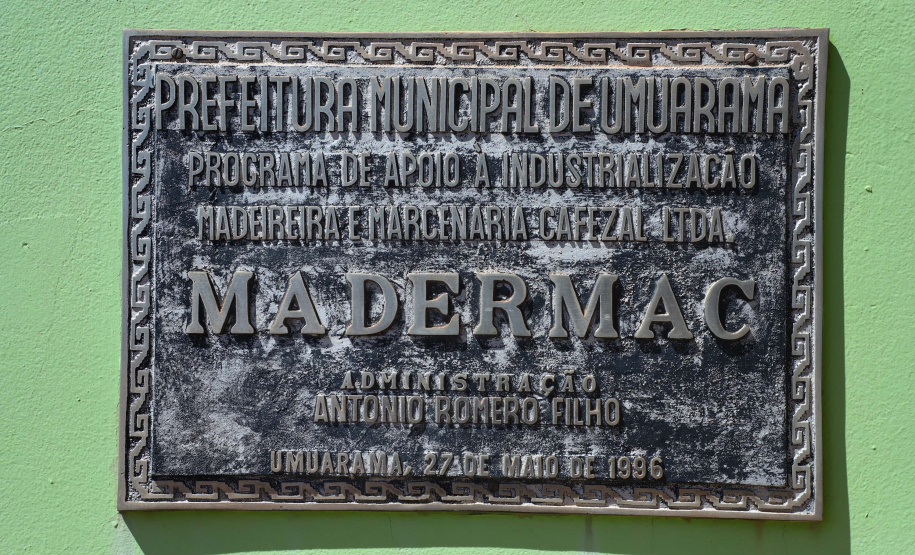 Madermac, empresa especializada na produção de portas, janelas e pisos de madeira. Ribeiro, que é administrador da empresa, explica que toda a produção é feita para pedidos sob medida. Com 36 anos de existência, a Madermac empresa 84 pessoas diretamente.