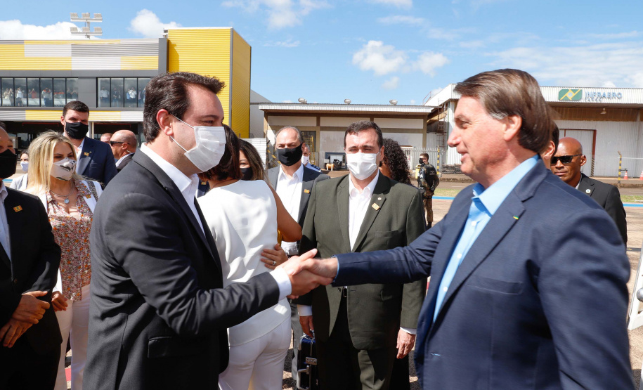 A Ponte da Integração Brasil – Paraguai atingiu quase 45% de execução em novembro, um ano e três meses após o início da construção, no Rio Paraná, em Foz do Iguaçu (Oeste). Nesta terça-feira (01), o governador Carlos Massa Ratinho Junior recebeu os presidentes Jair Bolsonaro e Mario Abdo Benítez e os acompanhou na vistoria à obra.