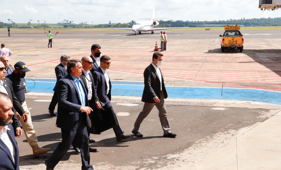 A Ponte da Integração Brasil – Paraguai atingiu quase 45% de execução em novembro, um ano e três meses após o início da construção, no Rio Paraná, em Foz do Iguaçu (Oeste). Nesta terça-feira (01), o governador Carlos Massa Ratinho Junior recebeu os presidentes Jair Bolsonaro e Mario Abdo Benítez e os acompanhou na vistoria à obra.