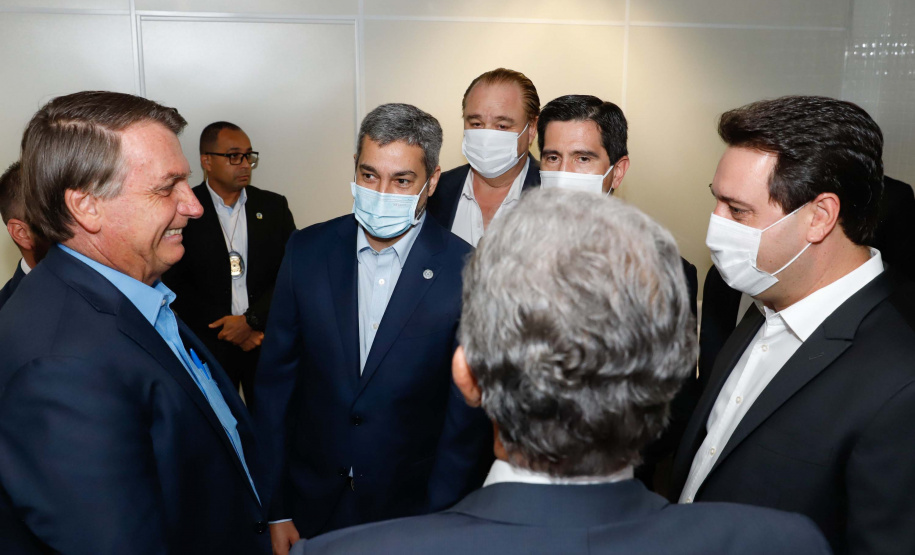 A Ponte da Integração Brasil – Paraguai atingiu quase 45% de execução em novembro, um ano e três meses após o início da construção, no Rio Paraná, em Foz do Iguaçu (Oeste). Nesta terça-feira (01), o governador Carlos Massa Ratinho Junior recebeu os presidentes Jair Bolsonaro e Mario Abdo Benítez e os acompanhou na vistoria à obra.