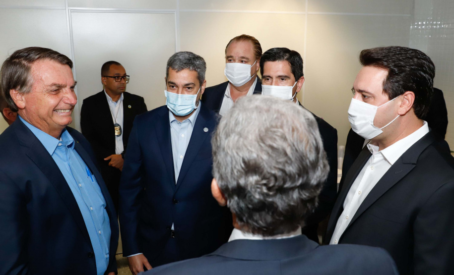 A Ponte da Integração Brasil – Paraguai atingiu quase 45% de execução em novembro, um ano e três meses após o início da construção, no Rio Paraná, em Foz do Iguaçu (Oeste). Nesta terça-feira (01), o governador Carlos Massa Ratinho Junior recebeu os presidentes Jair Bolsonaro e Mario Abdo Benítez e os acompanhou na vistoria à obra.