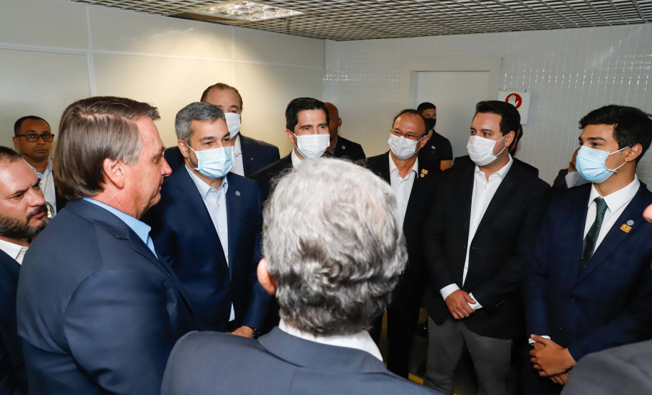 A Ponte da Integração Brasil – Paraguai atingiu quase 45% de execução em novembro, um ano e três meses após o início da construção, no Rio Paraná, em Foz do Iguaçu (Oeste). Nesta terça-feira (01), o governador Carlos Massa Ratinho Junior recebeu os presidentes Jair Bolsonaro e Mario Abdo Benítez e os acompanhou na vistoria à obra.