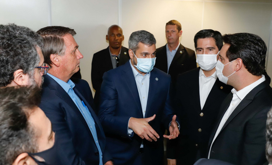 A Ponte da Integração Brasil – Paraguai atingiu quase 45% de execução em novembro, um ano e três meses após o início da construção, no Rio Paraná, em Foz do Iguaçu (Oeste). Nesta terça-feira (01), o governador Carlos Massa Ratinho Junior recebeu os presidentes Jair Bolsonaro e Mario Abdo Benítez e os acompanhou na vistoria à obra.