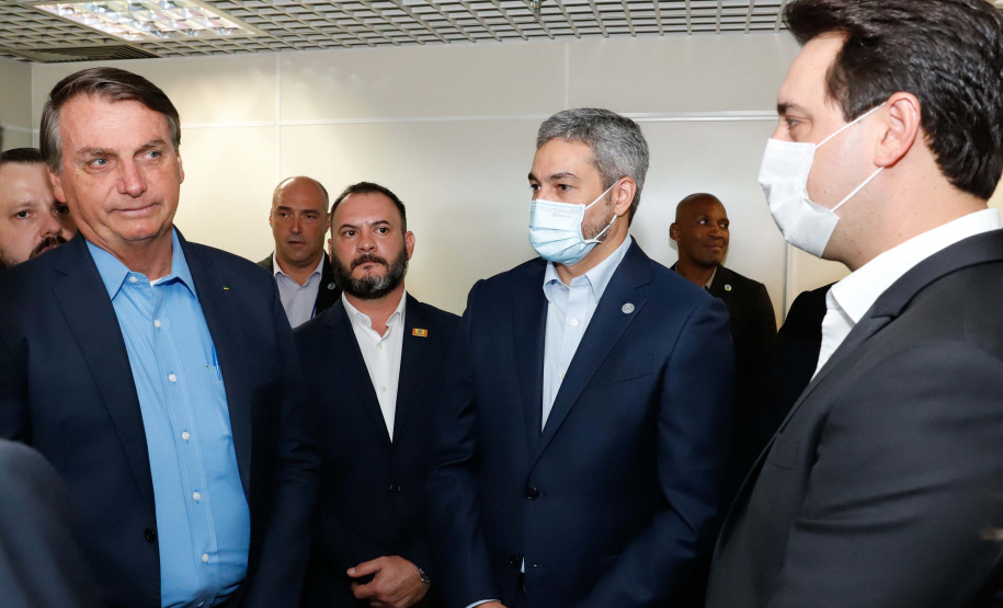 A Ponte da Integração Brasil – Paraguai atingiu quase 45% de execução em novembro, um ano e três meses após o início da construção, no Rio Paraná, em Foz do Iguaçu (Oeste). Nesta terça-feira (01), o governador Carlos Massa Ratinho Junior recebeu os presidentes Jair Bolsonaro e Mario Abdo Benítez e os acompanhou na vistoria à obra.