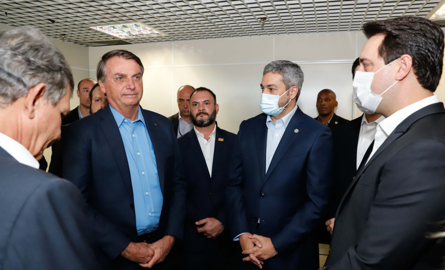 A Ponte da Integração Brasil – Paraguai atingiu quase 45% de execução em novembro, um ano e três meses após o início da construção, no Rio Paraná, em Foz do Iguaçu (Oeste). Nesta terça-feira (01), o governador Carlos Massa Ratinho Junior recebeu os presidentes Jair Bolsonaro e Mario Abdo Benítez e os acompanhou na vistoria à obra.