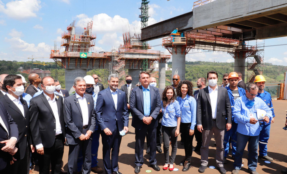 A Ponte da Integração Brasil – Paraguai atingiu quase 45% de execução em novembro, um ano e três meses após o início da construção, no Rio Paraná, em Foz do Iguaçu (Oeste). Nesta terça-feira (01), o governador Carlos Massa Ratinho Junior recebeu os presidentes Jair Bolsonaro e Mario Abdo Benítez e os acompanhou na vistoria à obra.