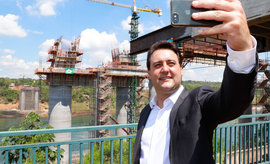 A Ponte da Integração Brasil – Paraguai atingiu quase 45% de execução em novembro, um ano e três meses após o início da construção, no Rio Paraná, em Foz do Iguaçu (Oeste). Nesta terça-feira (01), o governador Carlos Massa Ratinho Junior recebeu os presidentes Jair Bolsonaro e Mario Abdo Benítez e os acompanhou na vistoria à obra.